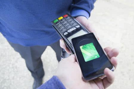 MoneyCheck | Google Pay und Apple Pay: Gehört Ihr Handy in Alufolie?