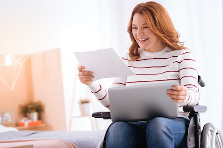 MoneyCheck | Arbeitsunfähigkeitsversicherung, junge Frau sitzt im Rollstuhl MoneyCheck | Arbeitsunfähigkeitsversicherung