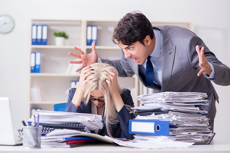 MoneyCheck | Arbeitsunfähigkeitsversicherung, Chef brüllt Frau auf Arbeit an MoneyCheck | Arbeitsunfähigkeitsversicherung